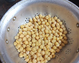 Foto del paso 1 de la receta: Guiso marinero de garbanzos con bacalao y langostinos