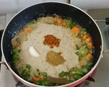 A picture of step 5 of Vegetable Paneer korma in white gravy.