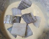 Foto del paso 6 de la receta: Bacalao en tempura con ensalada de piquillos y cebolla confitada