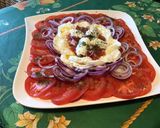 Une image de l'étape 9 de Salade de tomates roses aux oignons rouges et mozzarella di buffala.