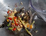 Foto langkah ke 3 dari resep Kepala Ikan Kuah Santan Bumbu Iris.