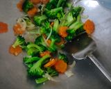 Foto langkah ke 4 dari resep Cah Brokoli Wortel Bawang Putih.