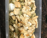 Foto del paso 3 de la receta: Tagliateles al pesto con pechuga de pollo y bolas de mozzarella