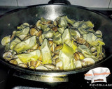 Foto del paso 5 de la receta: Chirla al ajillo con alcachofa