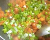 गाजर,मटर हरी प्याज़ की सब्ज़ी (gajar matar hari pyaz ki sabzi recipe in Hindi) रेसिपी चरण 2 फोटो
