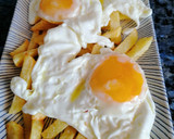Foto del paso 8 de la receta: Huevos rotos con gulas y langostinos