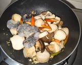 Gambar langkah 2 resipi King Oyster Mushrooms Stir Fry.