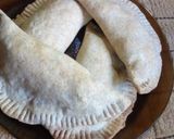 Foto del paso 5 de la receta: Pasteles semi-integrales con cebolla de verdeo y huevo💚+🟡