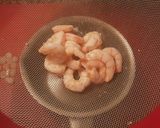 Foto del paso 3 de la receta Cogollos de lechuga con anchoas y gambas cocidas.