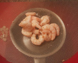 Foto del paso 3 de la receta: Cogollos de lechuga con anchoas y gambas cocidas.