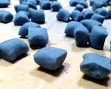 A picture of step 3 of Blue Gnocchi with Zucchini Pesto and Stracchino Cheese.