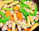 Hình bước làm 3 của món Tôm Xào Cà Rốt Thập Cẩm