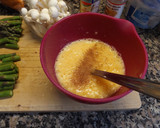 Foto del paso 2 de la receta: Revuelto de espárragos y setas shimeji con tomates