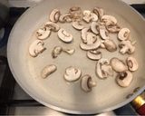 Foto del paso 3 de la receta: Salsa para pasta con champiñones y camarones en leche de coco