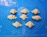 Hình bước làm 2 của món Crescent roll