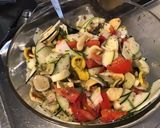 Une image de l'étape 10 de Salade de pâtes marinée aux tomates, concombre, courgette, oignon de roscoff et Lonzo.