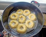 Foto langkah ke 4 dari resep Donat Empuk Ekonomis.