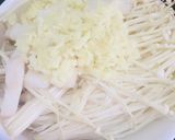 Hình bước làm 2 của món Nấm xào riềng tỏi