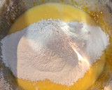 Foto del paso 3 de la receta: Magdalenas de yogurt con trocitos de chocolate