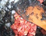 Foto del paso 6 de la receta: Calamares de potera en salsa de verduras y tinta con arroz blanco y escamas de naranja