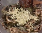 Foto del paso 3 de la receta: Raja de chile poblano con champiñobes,cebolla y pollo a la crema