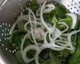 Foto del paso 3 de la receta: Ensalada de berro cebolla y pera