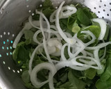 Foto del paso 3 de la receta: Ensalada de berro cebolla y pera