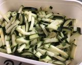 Une image de l'étape 3 de Courgettes marinées citron, ail, épices et coriandre.