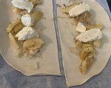 Une image de l'étape 4 de Chausson aux pommes & camembert avec des oignons.