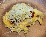 Foto del paso 3 de la receta: Huevo revuelto con sobrasada, queso y miel