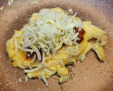 Foto del paso 3 de la receta: Huevo revuelto con sobrasada, queso y miel