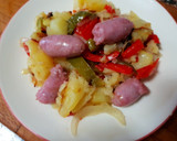 Foto del paso 2 de la receta: Salchipatatas confitadas con pimientos y cebolla