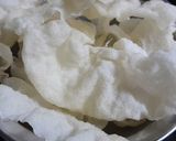 Hình bước làm 1 của món Bánh tráng phơi sương chiên giòn rắc chà bông