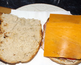 Foto del paso 2 de la receta: Bocadillo de carne con queso cheddar y huevo la plancha
