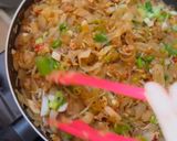 Foto langkah ke 4 dari resep Kwetiau goreng.