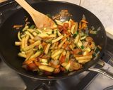 Une image de l'étape 10 de Soupe asiatique aux nouilles de saba, crevettes, légumes et menthe.