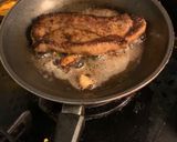 Foto langkah ke 4 dari resep Sirloin Steak & Creamy Mushroom Sauce.