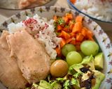 Foto del paso 2 de la receta: Poke de arroz con filete de salmón, uvas, zanahoria y aguacate