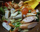 รูปขั้นตอนการทำที่ 2 ของ ตำไส้กรอก หมูยอ