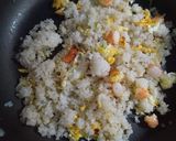 Hình bước làm 1 của món Cơm chiên tôm trứng