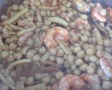 Foto del paso 7 de la receta Garbanzos con calamares y mariscos