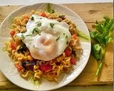 Foto langkah ke 7 dari resep Poached Egg (Telur Ceplok Rebus) dengan Mie Goreng.