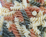 Foto langkah ke 2 dari resep Fusilli Saus Telur Pedas.