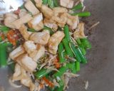 Foto langkah ke 4 dari resep Tumis tahu teri daun bawang kucai.