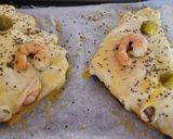 Foto del paso 6 de la receta: Empanadas de hojaldre rellenas de langostinos, queso, champiñones y aceitunas