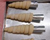 Hình bước làm 3 của món Bánh mì xoắn ốc với khuôn tự làm
