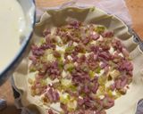 Foto del passaggio 3 della ricetta Pizza rustica porri e pancetta con formaggio fuso