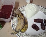 A picture of step 1 of Strawberry date and Banana Smoothie.