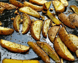 Foto langkah ke 5 dari resep Baked Potato Wedges.