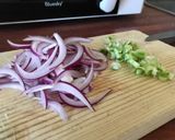 Foto del paso 1 de la receta: Huevos Touché! Tosta de huevos poché, sobre ajo puerro y cebolla morada
